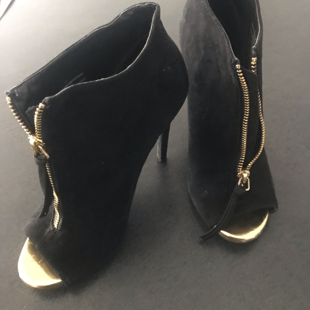 Black open toes shoes